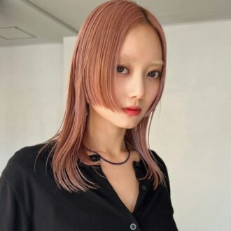 【30代ロングヘア】ブリーチ眉と相性抜群！モードなゴシックロングで旬顔に