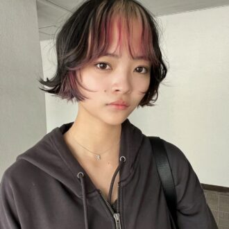 【30代ボブ】デザインカラーで遊び心をプラス！ギークで可愛いこなれミニボブ