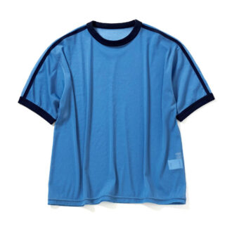 スポーティなラインＴシャツは、ヴィンテージライクなブルーでヘルシーに着こなせる。￥9,680（ビームス ボーイ／ビームス 銀座）