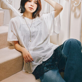 シルク混ならではのニュアンスのあるシアー感でカジュアルなＴシャツもどこか洗練ムードに。レースキャミを透けさせて、ぐっと女っぽく♡ Tシャツ￥23,100（フィーニー）　キャミワンピース￥9,900（ヤエ／アンティローザ）　タンクトップ￥16,500（ペレック／ショールームリンクス）　デニム￥30,800（ザ シンゾーン／シンゾーン ルミネ新宿店）　ネックレス￥19,800（フィリップ オーディベール／トゥモローランド）