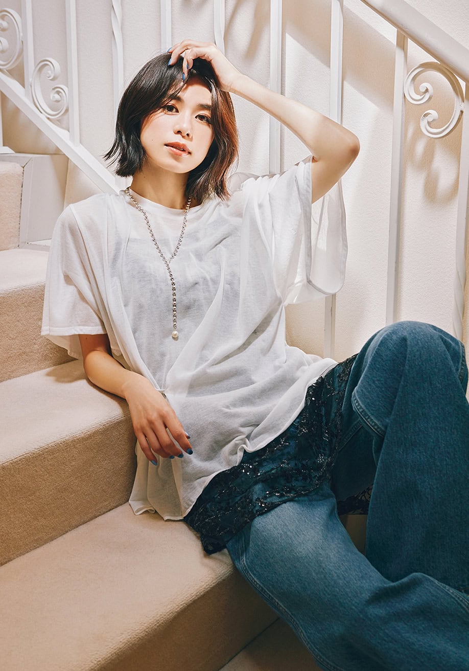 シルク混ならではのニュアンスのあるシアー感でカジュアルなＴシャツもどこか洗練ムードに。レースキャミを透けさせて、ぐっと女っぽく♡ Tシャツ￥23,100（フィーニー）　キャミワンピース￥9,900（ヤエ／アンティローザ）　タンクトップ￥16,500（ペレック／ショールームリンクス）　デニム￥30,800（ザ シンゾーン／シンゾーン ルミネ新宿店）　ネックレス￥19,800（フィリップ オーディベール／トゥモローランド）