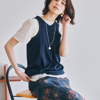 くたり感のあるＴシャツに、紺のデザインタンクを重ねた着こなし。首周りや身幅など、セットでならバランスよく決まる。トップス＋中に着たTシャツ［ロンTと３セットで］￥33,000（ウーア）　スカート￥29,700（ジェーン スミス／シップス インフォメーションセンター）　チェーンネックレス￥23,100、ネックレストップ￥74,800（ともにエネイ／エネイ松屋銀座）　ピアス￥25,300（マッソーズアンドマッソーズ／ショールーム ロイト）