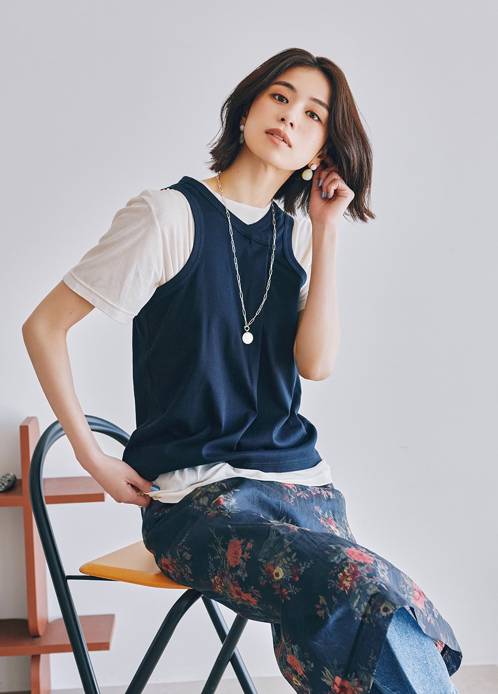 くたり感のあるＴシャツに、紺のデザインタンクを重ねた着こなし。首周りや身幅など、セットでならバランスよく決まる。トップス＋中に着たTシャツ［ロンTと３セットで］￥33,000（ウーア）　スカート￥29,700（ジェーン スミス／シップス インフォメーションセンター）　チェーンネックレス￥23,100、ネックレストップ￥74,800（ともにエネイ／エネイ松屋銀座）　ピアス￥25,300（マッソーズアンドマッソーズ／ショールーム ロイト）