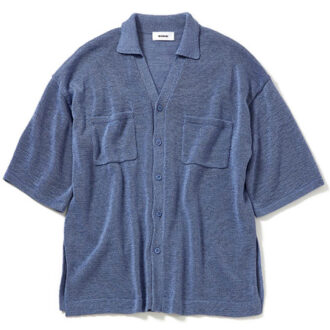 ゆったりとしたシルエットがかえって女らしさを引き立てるシャツニット。￥16,500（ミースロエ／ミースロエ ルミネ新宿1店）