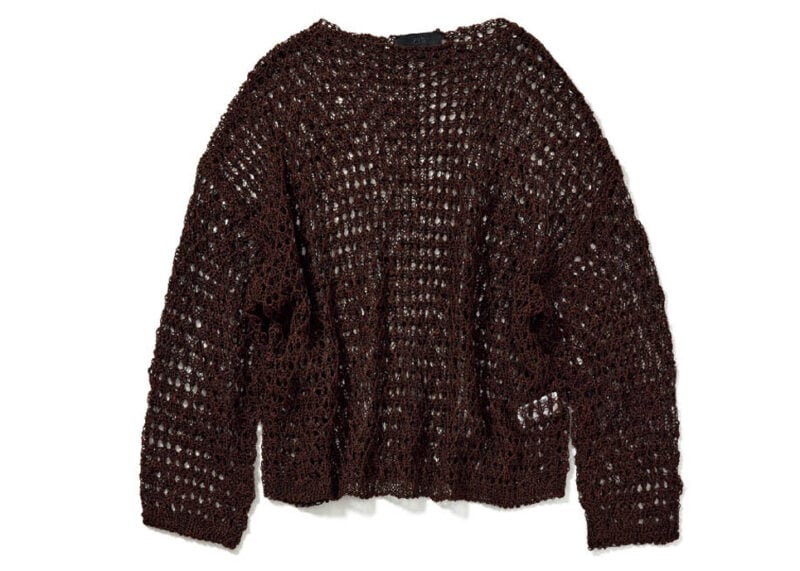 伸縮性のあるルーズなシルエットがこなれ感を生むブラウンのオープンニットセーター。￥6,590（ザラ／ザラ カスタマーサービス）