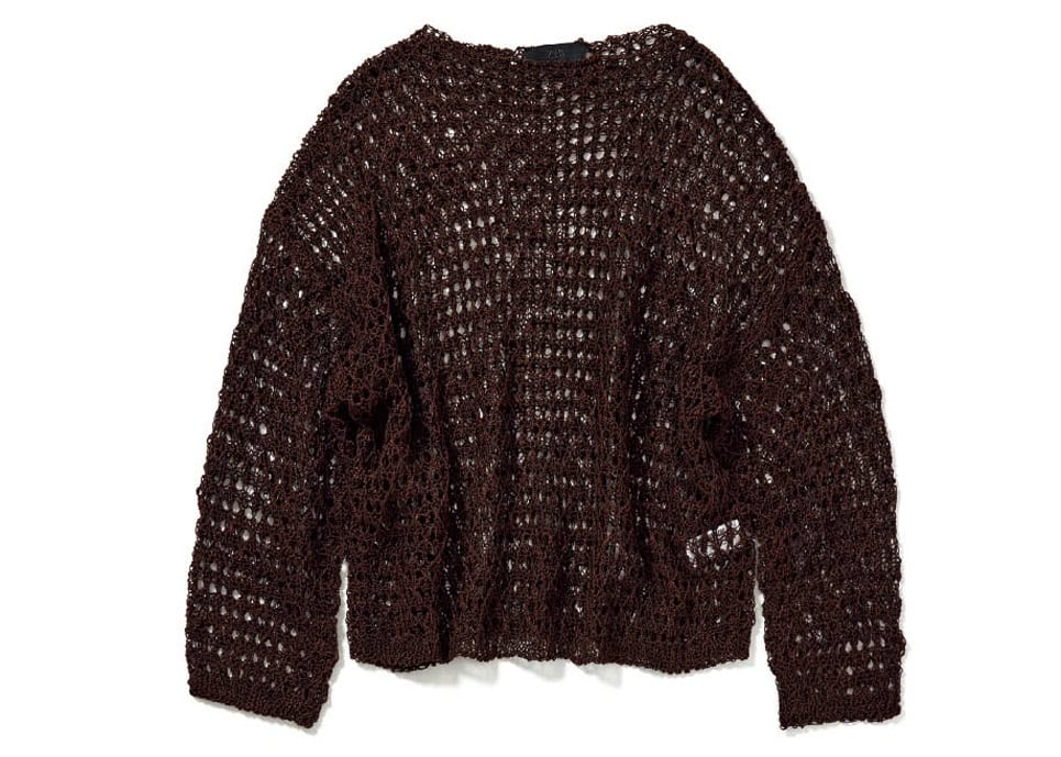 伸縮性のあるルーズなシルエットがこなれ感を生むブラウンのオープンニットセーター。￥6,590（ザラ／ザラ カスタマーサービス）