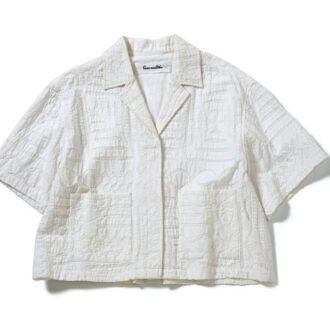 地厚な綿100％のカットワークシャツは一枚でも存在感たっぷり。ジャケット感覚で羽織っても。￥36,300（サラ マリカ／パサンド バイ ヌキテパ）