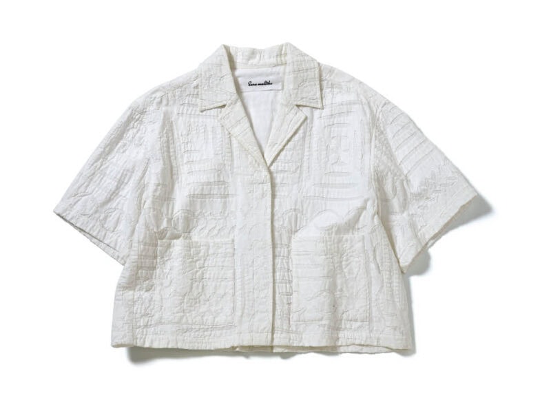 地厚な綿100％のカットワークシャツは一枚でも存在感たっぷり。ジャケット感覚で羽織っても。￥36,300（サラ マリカ／パサンド バイ ヌキテパ）