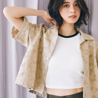 部分的にメッシュが施された美しいジャカード地のシャツはあえてジャケット感覚で羽織ってもいい。中にラフなショート丈タンクを合わせ、ゆるく着崩すのもお洒落。シャツ￥26,400（マカフィー／トゥモローランド） 中に着たタンクトップ￥12,000（トゥ）　スカート￥28,600（HER.）