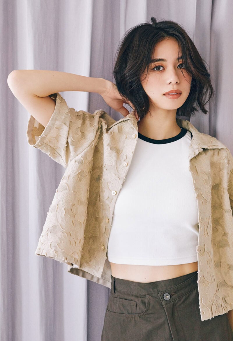 部分的にメッシュが施された美しいジャカード地のシャツはあえてジャケット感覚で羽織ってもいい。中にラフなショート丈タンクを合わせ、ゆるく着崩すのもお洒落。シャツ￥26,400（マカフィー／トゥモローランド） 中に着たタンクトップ￥12,000（トゥ）　スカート￥28,600（HER.）