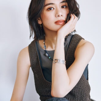 ニットベスト￥14,850（シップス／シップス インフォメーションセンター）　タンクトップ￥11,000（クレドナ）　パンツ￥49,500（リブ ノブヒコ／ジャーナル スタンダード 自由が丘店）　ネックレス￥14,300（ヒプノタイズ／レイ ビームス 新宿）　ピアス￥4,400（ビームス ボーイ／ビームス 銀座）　バングル￥53,900（アダワットトゥアレグ／ザ エディット ストア）