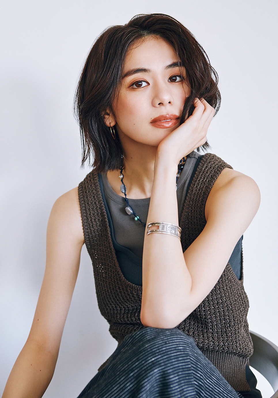 ニットベスト￥14,850（シップス／シップス インフォメーションセンター）　タンクトップ￥11,000（クレドナ）　パンツ￥49,500（リブ ノブヒコ／ジャーナル スタンダード 自由が丘店）　ネックレス￥14,300（ヒプノタイズ／レイ ビームス 新宿）　ピアス￥4,400（ビームス ボーイ／ビームス 銀座）　バングル￥53,900（アダワットトゥアレグ／ザ エディット ストア）