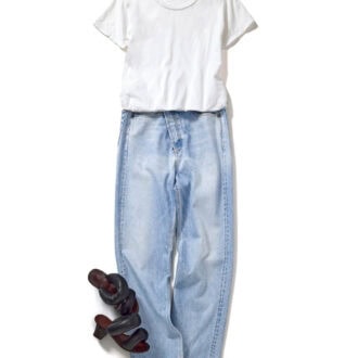 Ｔシャツ（スタイリスト私物）　デニムはモデル着用と同じ　サンダル￥112,200（ルーム／ティースクエア プレスルーム）