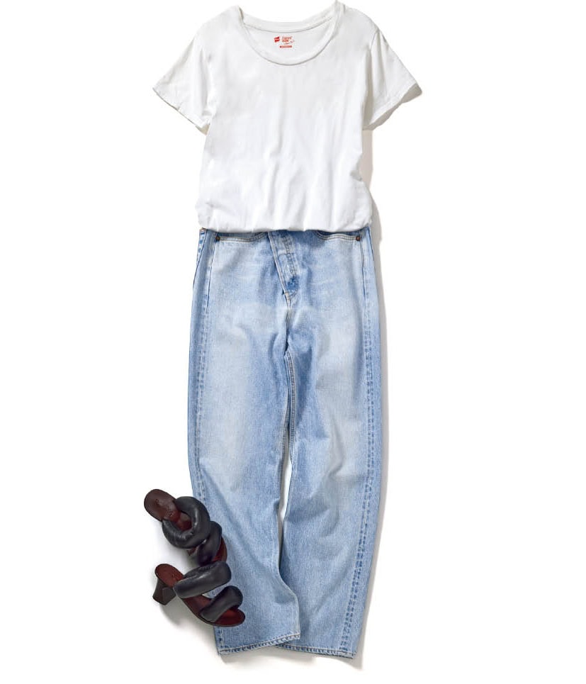 Ｔシャツ（スタイリスト私物）　デニムはモデル着用と同じ　サンダル￥112,200（ルーム／ティースクエア プレスルーム）