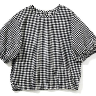 甘くなりがちなギンガムチェックブラウスもモノトーンなら大人に。￥2,990（ユニクロ）