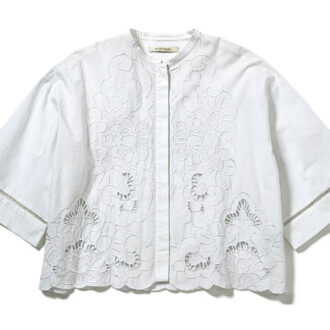 花柄のような美しいカットワークレースをたっぷりと♡ 袖口のはしごレースも愛らしい。￥30,800（ヌキテパ／パサンド バイ ヌキテパ）