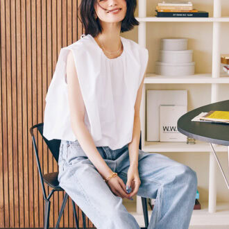 トップス￥31,900（テラ／ティースクエア プレスルーム）　デニム￥25,300（シップス ナインケース／シップス インフォメーションセンター）　ネックレス￥45,100（マッソーズアンドマッソーズ／ショールーム ロイト）　ブレスレット￥99,000（ブランイリス／ブランイリス トーキョー）　ピアス￥13,200（リサシー／ピモンテ）