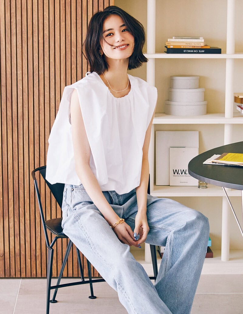 トップス￥31,900（テラ／ティースクエア プレスルーム）　デニム￥25,300（シップス ナインケース／シップス インフォメーションセンター）　ネックレス￥45,100（マッソーズアンドマッソーズ／ショールーム ロイト）　ブレスレット￥99,000（ブランイリス／ブランイリス トーキョー）　ピアス￥13,200（リサシー／ピモンテ）