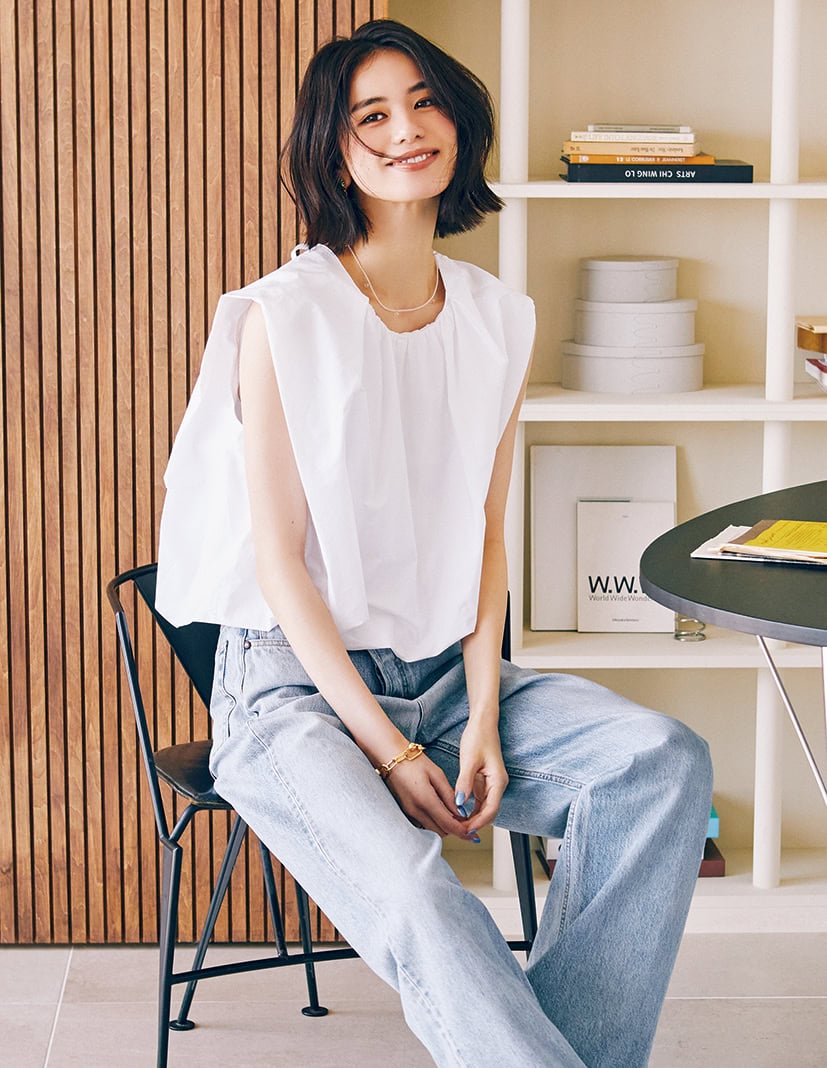 トップス￥31,900（テラ／ティースクエア プレスルーム）　デニム￥25,300（シップス ナインケース／シップス インフォメーションセンター）　ネックレス￥45,100（マッソーズアンドマッソーズ／ショールーム ロイト）　ブレスレット￥99,000（ブランイリス／ブランイリス トーキョー）　ピアス￥13,200（リサシー／ピモンテ）