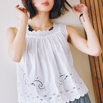 インにブラウンのタンクトップを仕込んで甘さ控えめに。グレーのパンツでモダン化。ブラウス￥37,400（デ･プレ）　中に着たタンクトップ￥8,580（ティッカ）　パンツ￥33,000（テラ／ティースクエア プレスルーム）　ブレスレット￥16,500（ニナ・エ・ジュール／ショールーム ロイト）