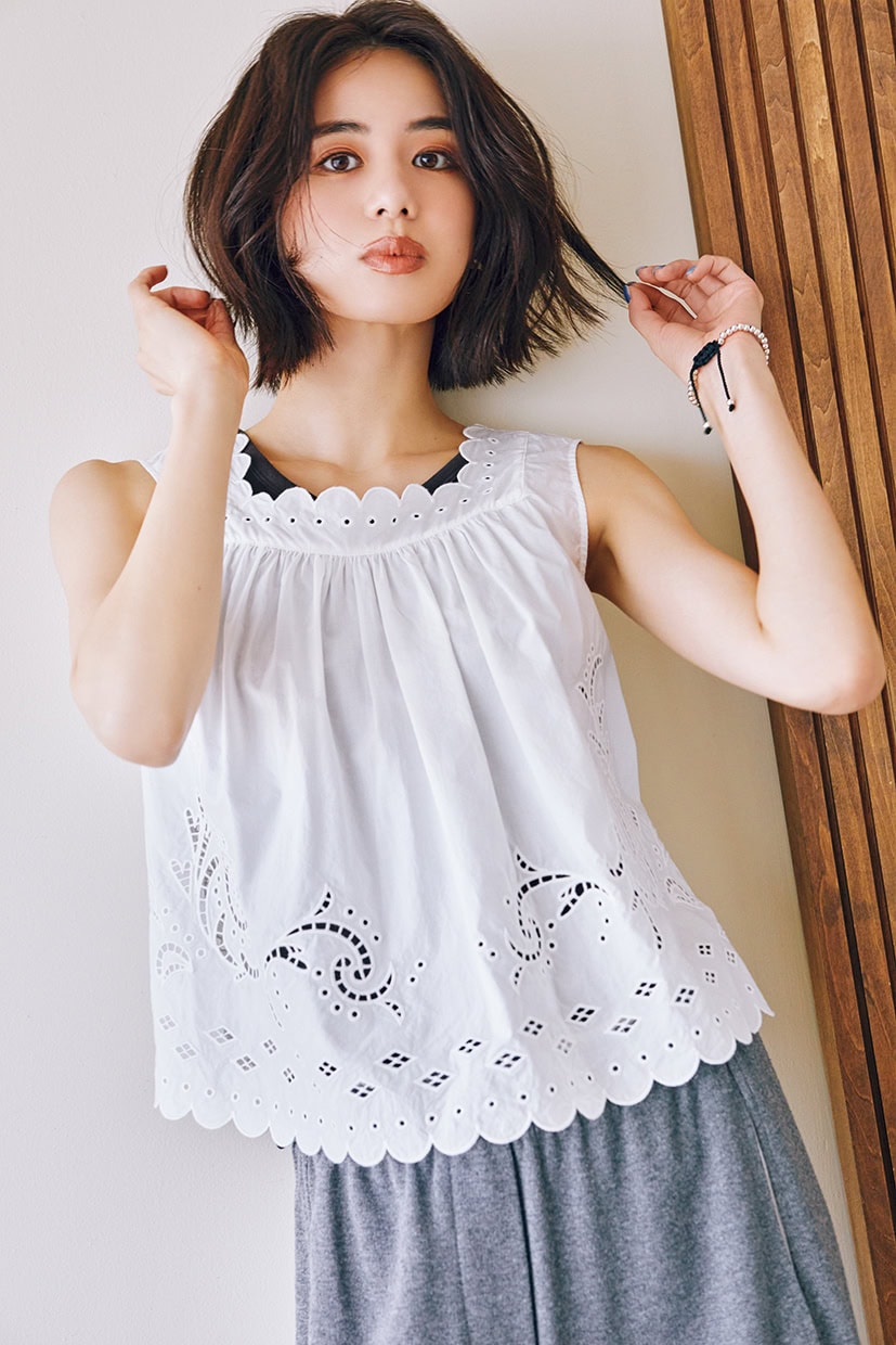 インにブラウンのタンクトップを仕込んで甘さ控えめに。グレーのパンツでモダン化。ブラウス￥37,400（デ･プレ）　中に着たタンクトップ￥8,580（ティッカ）　パンツ￥33,000（テラ／ティースクエア プレスルーム）　ブレスレット￥16,500（ニナ・エ・ジュール／ショールーム ロイト）