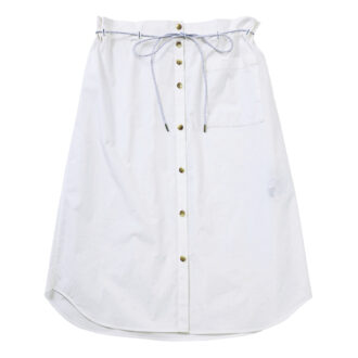 シャツライクなハリのある素材。ボトムとしてもトップスとしても活躍。２wayスカート¥17,930（アティセッション／アティセッション 新宿店）