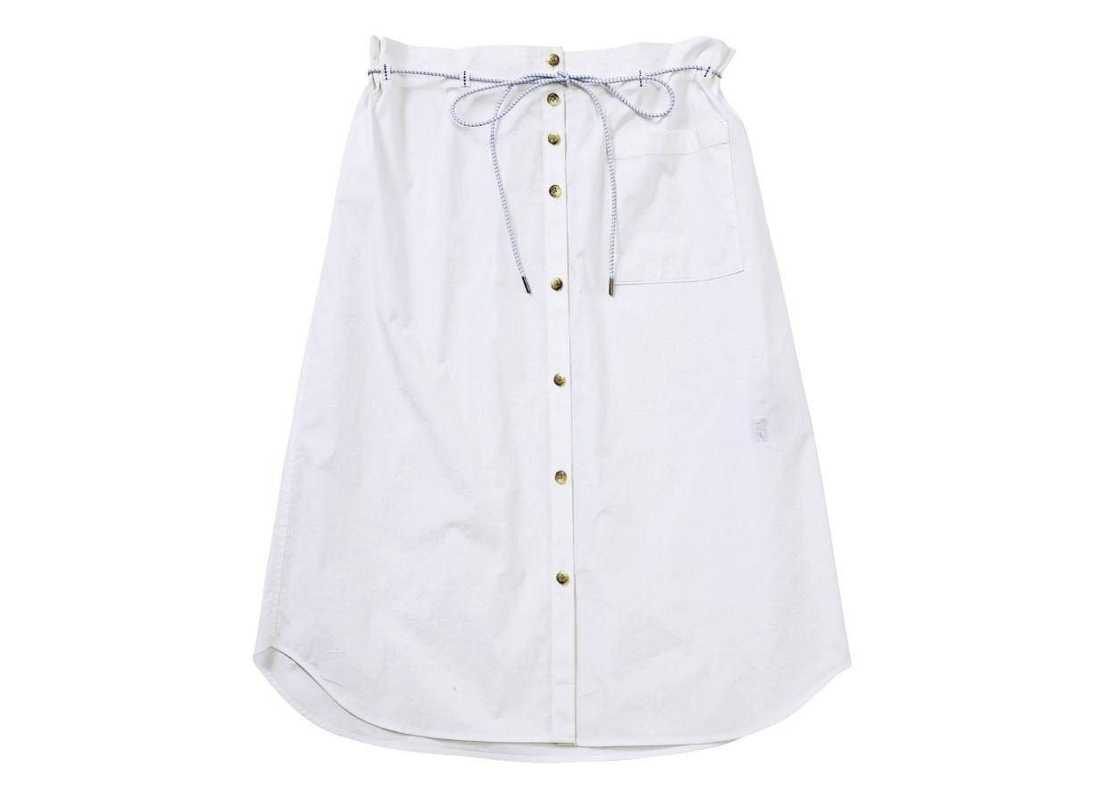 シャツライクなハリのある素材。ボトムとしてもトップスとしても活躍。２wayスカート¥17,930（アティセッション／アティセッション 新宿店）