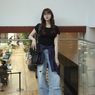 【30代スナップ】デニム×Tシャツ　ベーシックなコーデにシャツを合わせるだけでお洒落見え！　インレッド