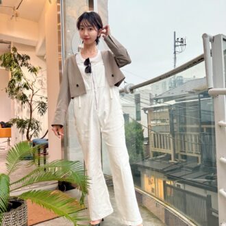 【30代スナップ】JINSのサングラスが活躍！ お洒落見えが叶う大人の白オーバーオールの正解着こなし インレッド