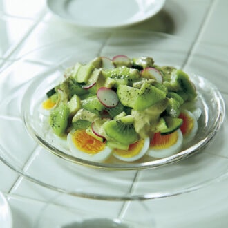 【人気レシピ】野菜やフルーツ、たんぱく質が一皿で摂れる！【キウイとゆで卵、ズッキーニのパワーサラダ】
