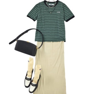 ワンピース¥11,000（アングリッド）　バッグ¥69,300（ニューイ）、シルバーネックレス¥28,600、ネックレス￥12,100（ともにニナ・エ・ジュール／すべてショールーム ロイト）　ソックス￥2,640（グリーンバター／ル タロン 有楽町マルイ店）　ローファー￥29,700（ダイアナ／ダイアナ 銀座本店）