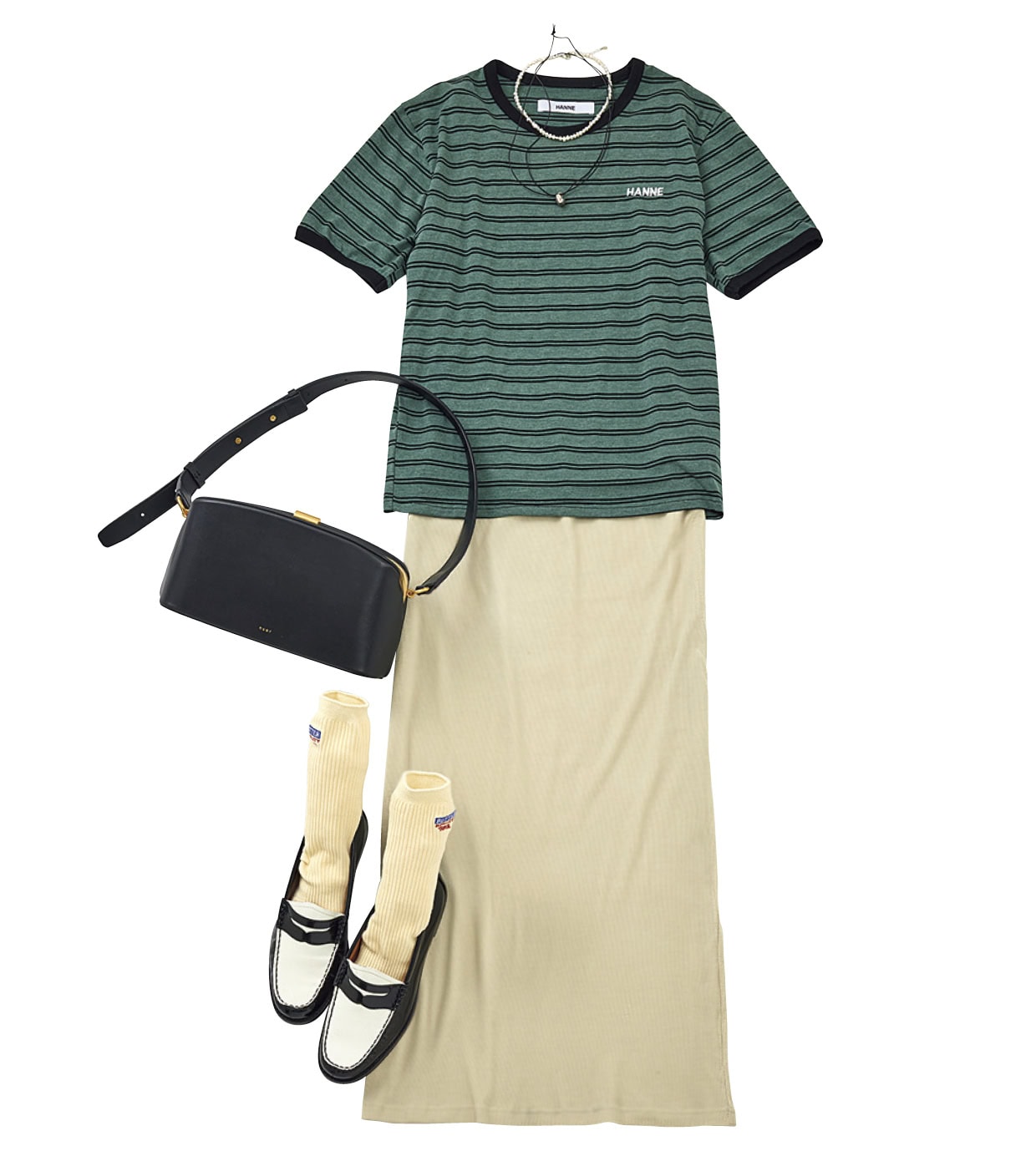 ワンピース¥11,000(アングリッド) バッグ¥69,300(ニューイ)、シルバーネックレス¥28,600、ネックレス¥12,100(ともにニナ・エ・ジュール/すべてショールーム ロイト) ソックス¥2,640(グリーンバター/ル タロン 有楽町マルイ店) ローファー¥29,700(ダイアナ/ダイアナ 銀座本店)