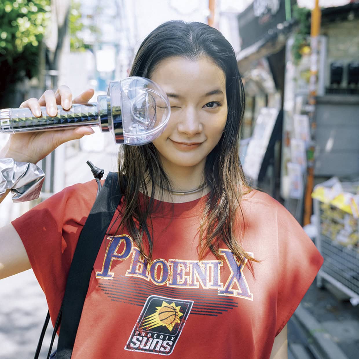 スカート¥7,700(ローリーズファーム/アダストリア) ハートポシェット¥15,400(ザ バグマティ/セムインターナショナル) チョーカー¥16,500(フミエ タナカ/ジャーナル スタンダード レサージュ 丸の内店) ピアス¥2,530(アネモネ/サンポークリエイト)トートバッグ¥13,200(シー/エスストア) スニーカー¥6,590(ザラ/ザラ カスタマーサービス)