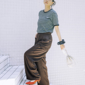 カーゴパンツ￥9,900（アパートバイ／アダストリア）　ピアス¥24,200（プラウ）　バッグ￥5,290（ザラ／ザラ カスタマーサービス）　クリアネックレス¥26,400（スティーン／フラッパーズ）　シルバーネックレス￥28,600（ニナ・エ・ジュール／ショールーム ロイト）　シュシュ￥5,390（ヘイップ／ル タロン グリーズ ルミネ新宿店）　ミュール￥59,400（ネブローニ／ピモンテ）　ソックス￥2,640（グリーンバター／ル タロン 有楽町マルイ店）