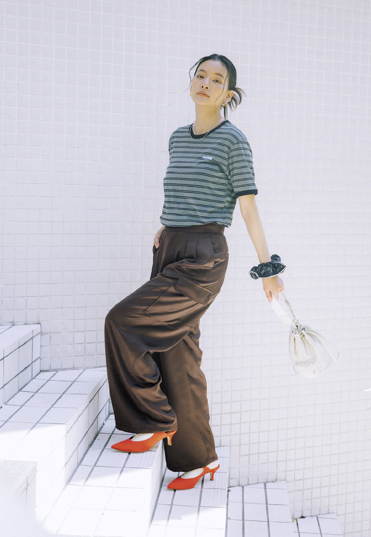 カーゴパンツ¥9,900(アパートバイ/アダストリア) ピアス¥24,200(プラウ) バッグ¥5,290(ザラ/ザラ カスタマーサービス) クリアネックレス¥26,400(スティーン/フラッパーズ) シルバーネックレス¥28,600(ニナ・エ・ジュール/ショールーム ロイト) シュシュ¥5,390(ヘイップ/ル タロン グリーズ ルミネ新宿店) ミュール¥59,400(ネブローニ/ピモンテ) ソックス¥2,640(グリーンバター/ル タロン 有楽町マルイ店)