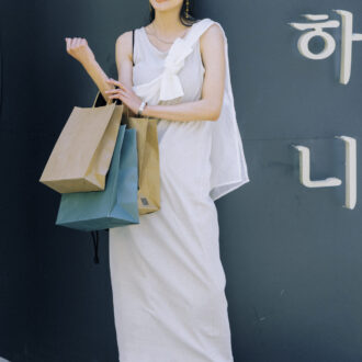 ワンピース¥11,000（アングリッド）　 デニムパンツ¥2,990（ジーユー）　シルバーネックレス￥28,600、バングル￥64,900（ともにニナ・エ・ジュール／ともにショールーム ロイト）　メリージェーン￥6,590（ザラ／ザラ カスタマーサービス）　イヤリング￥3,740（ミミサンジュウサン／サンポークリエイト）　