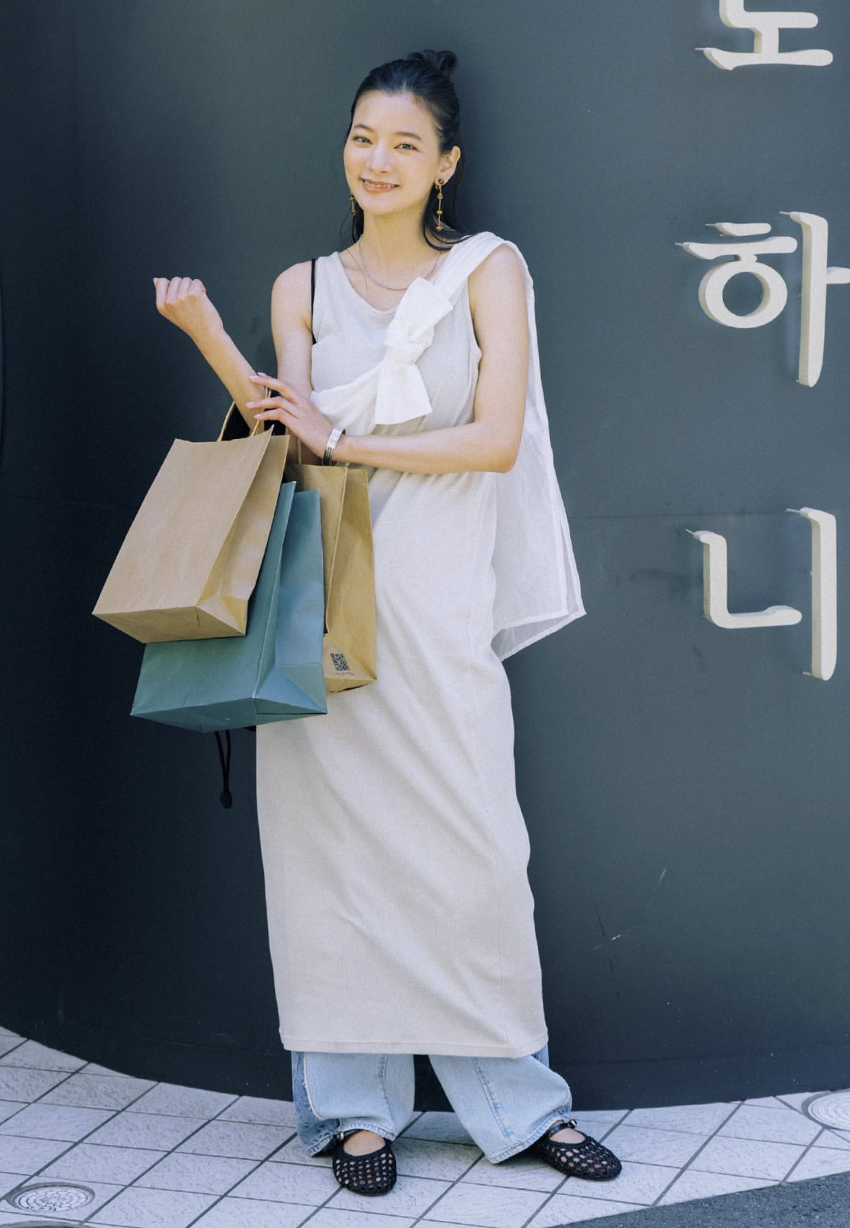 シアーシャツ¥3,960(アントマリーズ/アンティローザ) ワンピース¥11,000(アングリッド) イヤリング¥3,740(ミミサンジュウサン/サンポークリエイト) シルバーネックレス¥28,600、バングル¥64,900( ともにニナ・エ・ジュール/すべてショールーム ロイト) メリージェーン¥6,590(ザラ/ザラ カスタマーサービス)