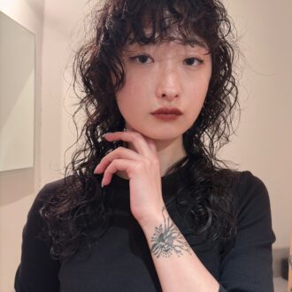 【30代ロングヘア】スパイラルパーマで印象チェンジ！ モード感漂うヘアでシンプル服でも垢抜ける
