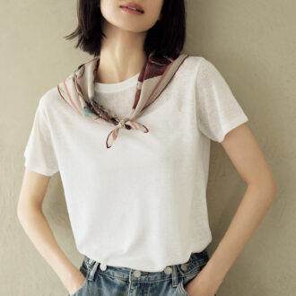 コットンシルクスカーフ¥15,400（タピ ノワール／アデルビジュー ショールーム）