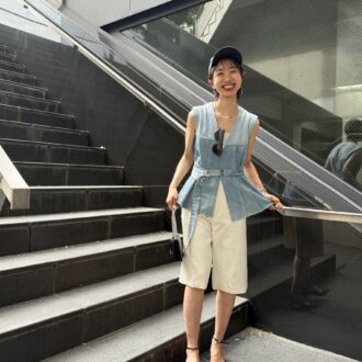 【30代スナップ】トレンドのハーフパンツ、夏の着こなしは？デニムトップスで夏仕様にアレンジ！