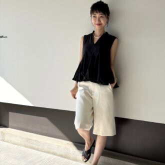 【30代スナップ】】大人の肌見せは「モノトーン」で！ ノースリーブやハーフパンツを品よく着るコツ