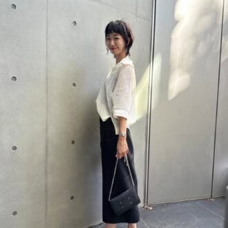 【30代スナップ】カジュアルに見えるエリ付の透けニットにタイトスカートを合わせて大人っぽく。
