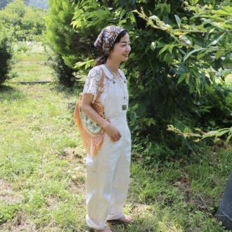 【30代スナップ】ヴィンテージ&柄小物で差をつける！ 大人のALLホワイトコーデ