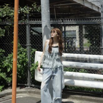 【30代スナップ】ダメージデニムにちょっぴり甘めのティアードキャミを合わせる