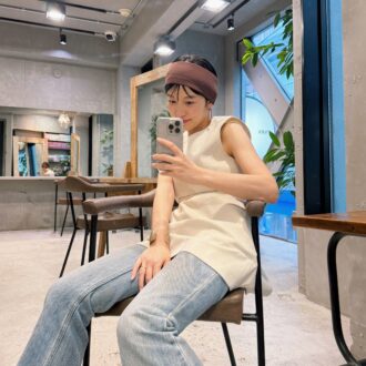 【30代スナップ】ヘルシーな肌見せになる背中のカットが個性的なトップスにベーシックなデニムを合わせて