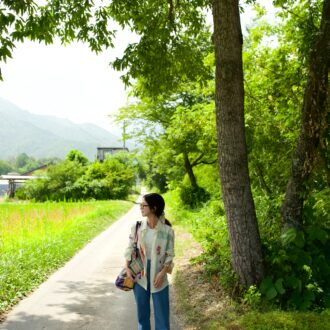【30代スナップ】デニムと白タンクの定番コーデに存在感のあるヴィンテージシャツを合わせる