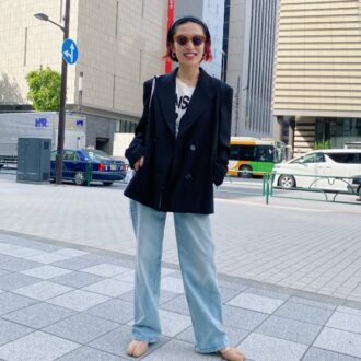 【30代スナップ】黒ジャケットが主役！ カジュアルだけじゃないデニムのこなれ感コーデ　インレッド