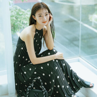 【宮本茉由】私服スナップ！「肌見せワンピ」を品よく見せる、小物使いの正解