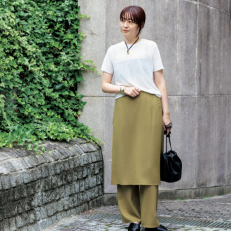 【30代スナップ】旬なレイヤードパンツはどう着こなす?シアーTでヘルシーな抜け感を
