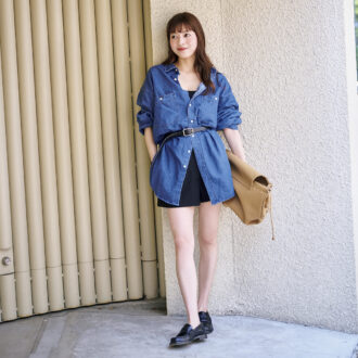 【30代スナップ】デニムシャツをワンピ風に女性らしくアレンジ！ベルトマークで脚長効果も